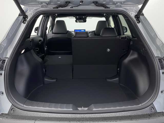 トヨタ カローラ クロス ハイブリッド Z 愛知県 2025(令7)年 0.1万km未満 セメントグレーメタリック 登録済未使用車/10.5型コネクテッドナビ対応ディスプレイオーディオ/・フルセグテレビ/・Miracast/全方位カメラ/パノラミックルーフ/純正ドライブレコーダー/ビルトインＥＴＣ2.0/トヨタチームメイト/・アドバンスト パーク/・パーキングサポートブレーキ/・ブラインドスポットモニター/・安心降車アシスト/トヨタセーフティセンス/・プリクラッシュブレーキ/・レーンアシスト/・レーダークルーズコントロール/横滑り防止/ルーフレール/パワーバックドア/オートハイビーム/自動防眩ミラー/シートヒーター/フォグランプ/プロアクティブドライビングアシスト/プッシュスタート