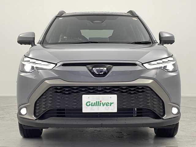 トヨタ カローラ クロス ハイブリッド Z 愛知県 2025(令7)年 0.1万km未満 セメントグレーメタリック 登録済未使用車/10.5型コネクテッドナビ対応ディスプレイオーディオ/・フルセグテレビ/・Miracast/全方位カメラ/パノラミックルーフ/純正ドライブレコーダー/ビルトインＥＴＣ2.0/トヨタチームメイト/・アドバンスト パーク/・パーキングサポートブレーキ/・ブラインドスポットモニター/・安心降車アシスト/トヨタセーフティセンス/・プリクラッシュブレーキ/・レーンアシスト/・レーダークルーズコントロール/横滑り防止/ルーフレール/パワーバックドア/オートハイビーム/自動防眩ミラー/シートヒーター/フォグランプ/プロアクティブドライビングアシスト/プッシュスタート