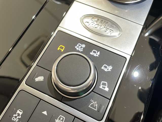ランドローバー ランドローバー ディスカバリー ファーストED 新潟県 2017(平29)年 2.7万km ユーロンホワイト ４WD/メリディアンサラウンドシステム/電動パノラミックサンルーフ/ユーロンホワイト/５＋２シートコールドクライメイトパック/・ヒーテッドフロントスクリーン/・ヒーテッドウォッシャー/・ステアリングヒーター/・シートヒーター（全席）/リモートインテリジェントシートフォールドパック/・インテリジェントシートフォールド/・２列目マニュアルスライド/電動リクライニング/・電動３列目シート/シートパック３/・12ウェイ運転席/10ウェイ助手席シート/・グレインレザーシート/・運転席シートメモリー付/シートヒーター＆クーラー（フロント＆2列目）及びシートヒーター（3列目）/４ゾーンエアコン/センターコンソールクーラーボックス/１２．３インチインタラクティブドライバーディスプレイ/・ナビゲーション/・Bluetooth/CD/DVD/・USB充電ポート×２/ルーフレールブラック