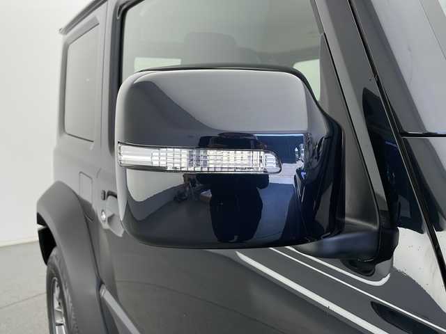 スズキ ジムニー シエラ JC 長野県 2025(令7)年 0.3万km ブルーイッシュブラックパール3 4WD/クルーズコントロール/車線逸脱警報/衝突軽減ブレーキ/後方コーナーセンサー/ダウンヒルアシストコントロール/センターデフロック/アイドリングストップ/前席シートヒーター/ステアリングスイッチ/ビルトインETC/LEDヘッドライト/オートライト/フロントフォグランプ/ヘッドライトウォーッシャー/電動格納ミラー/ウィンカーミラー/ドアミラーヒーター/純正16インチAW装着/純正フロアマット/プッシュスタート/スマートキー