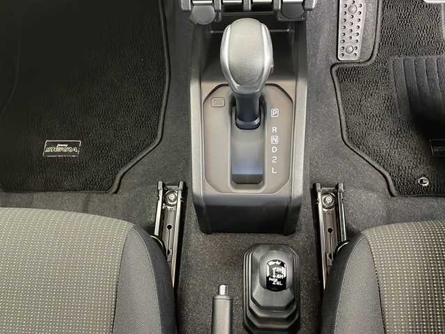 スズキ ジムニー シエラ JC 長野県 2025(令7)年 0.3万km ブルーイッシュブラックパール3 4WD/クルーズコントロール/車線逸脱警報/衝突軽減ブレーキ/後方コーナーセンサー/ダウンヒルアシストコントロール/センターデフロック/アイドリングストップ/前席シートヒーター/ステアリングスイッチ/ビルトインETC/LEDヘッドライト/オートライト/フロントフォグランプ/ヘッドライトウォーッシャー/電動格納ミラー/ウィンカーミラー/ドアミラーヒーター/純正16インチAW装着/純正フロアマット/プッシュスタート/スマートキー