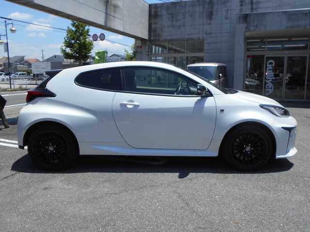 トヨタ ＧＲヤリス RZ 愛知県 2022(令4)年 1.3万km プラチナホワイトパールマイカ 8インチディスプレイオーディオ/Bluetooth/フルセグテレビ/バックカメラ/ビルトインETC/LEDヘッドライト/LEDフォグランプ/純正18インチアルミ/ドライブレコーダー/スマートキー/保証書・取説・メディア取説あり