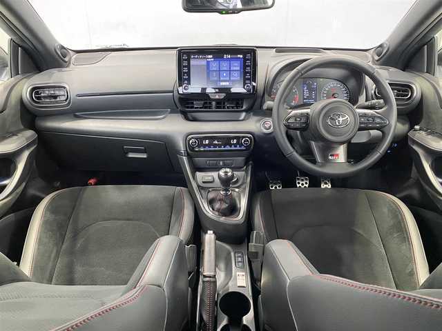 トヨタ ＧＲヤリス RZ ハイパフォーマンス ファーストED 岐阜県 2021(令3)年 2.5万km プラチナホワイトパールマイカ 6速iMT/特別仕様車/JBLプレミアムサウンド（OP）/BBS製18インチ鍛造AW/GRレッドキャリパー/ヘッドアップディスプレイ/ブラインドスポットモニター/トヨタセーフティセンス/・プリクラッシュセーフティ【PCS】/・レーンディパーチャーアラート【RDA】/・オートマチックハイビーム【AHB】/・レーダークルーズコントロール/・リヤクロストラフィックアラート【RCTA】/・ロードサインアシスト【RSA】/クリアランスソナー前後/純正8インチディスプレイオーディオ/バックカメラ/ハーフレザーシート/本革巻きステアリング/左右独立フルオートエアコン/三眼フルLEDヘッドライト/フロントフォグ/アルミペダル/純正ビルトインETC/前後ドライブレコーダー/スマートキー×2