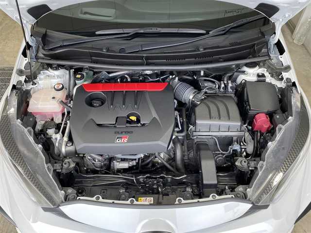 トヨタ ＧＲヤリス RZ ハイパフォーマンス ファーストED 岐阜県 2021(令3)年 2.5万km プラチナホワイトパールマイカ 6速iMT/RZハイパフォーマンス特別仕様車/JBLプレミアムサウンド（OP）/BBS製18インチ鍛造AW/GRレッドキャリパー/ヘッドアップディスプレイ【HUD】/ブラインドスポットモニター【BSM】/トヨタセーフティセンス/・プリクラッシュセーフティ【PCS】/・レーンディパーチャーアラート【RDA】/・オートマチックハイビーム【AHB】/・レーダークルーズコントロール/・リヤクロストラフィックアラート【RCTA】/・ロードサインアシスト【RSA】/クリアランスソナー前後/純正8インチディスプレイオーディオ/バックカメラ/ハーフレザーシート/本革巻きステアリング/左右独立フルオートエアコン/三眼フルLEDヘッドライト/フロントフォグ/アルミペダル/純正ビルトインETC/前後ドライブレコーダー/スマートキー×2