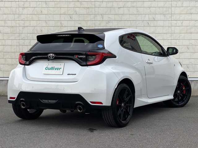 トヨタ ＧＲヤリス RZ ハイパフォーマンス ファーストED 岐阜県 2021(令3)年 2.5万km プラチナホワイトパールマイカ 6速iMT/特別仕様車/JBLプレミアムサウンド（OP）/BBS製18インチ鍛造AW/GRレッドキャリパー/ヘッドアップディスプレイ/ブラインドスポットモニター/トヨタセーフティセンス/・プリクラッシュセーフティ【PCS】/・レーンディパーチャーアラート【RDA】/・オートマチックハイビーム【AHB】/・レーダークルーズコントロール/・リヤクロストラフィックアラート【RCTA】/・ロードサインアシスト【RSA】/クリアランスソナー前後/純正8インチディスプレイオーディオ/バックカメラ/ハーフレザーシート/本革巻きステアリング/左右独立フルオートエアコン/三眼フルLEDヘッドライト/フロントフォグ/アルミペダル/純正ビルトインETC/前後ドライブレコーダー/スマートキー×2
