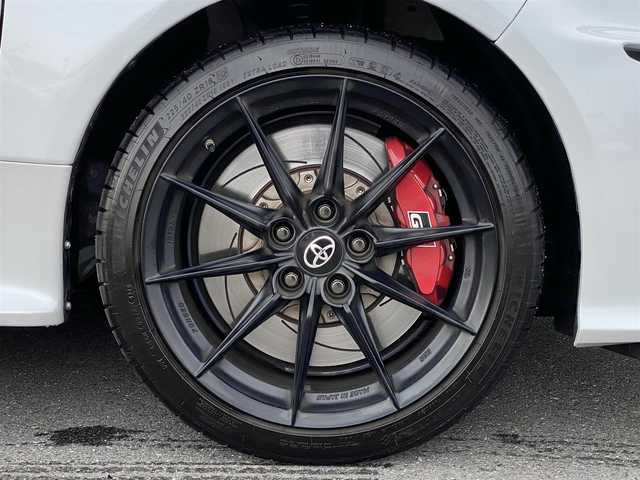 トヨタ ＧＲヤリス RZ ハイパフォーマンス ファーストED 岐阜県 2021(令3)年 2.5万km プラチナホワイトパールマイカ 6速iMT/RZハイパフォーマンス特別仕様車/JBLプレミアムサウンド（OP）/BBS製18インチ鍛造AW/GRレッドキャリパー/ヘッドアップディスプレイ【HUD】/ブラインドスポットモニター【BSM】/トヨタセーフティセンス/・プリクラッシュセーフティ【PCS】/・レーンディパーチャーアラート【RDA】/・オートマチックハイビーム【AHB】/・レーダークルーズコントロール/・リヤクロストラフィックアラート【RCTA】/・ロードサインアシスト【RSA】/クリアランスソナー前後/純正8インチディスプレイオーディオ/バックカメラ/ハーフレザーシート/本革巻きステアリング/左右独立フルオートエアコン/三眼フルLEDヘッドライト/フロントフォグ/アルミペダル/純正ビルトインETC/前後ドライブレコーダー/スマートキー×2