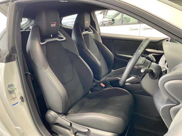 トヨタ ＧＲヤリス RZ ハイパフォーマンス ファーストED 岐阜県 2021(令3)年 2.5万km プラチナホワイトパールマイカ 6速iMT/RZハイパフォーマンス特別仕様車/JBLプレミアムサウンド（OP）/BBS製18インチ鍛造AW/GRレッドキャリパー/ヘッドアップディスプレイ【HUD】/ブラインドスポットモニター【BSM】/トヨタセーフティセンス/・プリクラッシュセーフティ【PCS】/・レーンディパーチャーアラート【RDA】/・オートマチックハイビーム【AHB】/・レーダークルーズコントロール/・リヤクロストラフィックアラート【RCTA】/・ロードサインアシスト【RSA】/クリアランスソナー前後/純正8インチディスプレイオーディオ/バックカメラ/ハーフレザーシート/本革巻きステアリング/左右独立フルオートエアコン/三眼フルLEDヘッドライト/フロントフォグ/アルミペダル/純正ビルトインETC/前後ドライブレコーダー/スマートキー×2