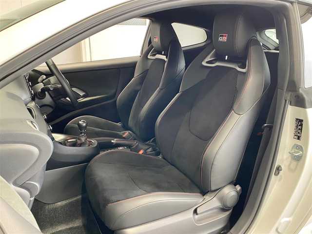 トヨタ ＧＲヤリス RZ ハイパフォーマンス ファーストED 岐阜県 2021(令3)年 2.5万km プラチナホワイトパールマイカ 6速iMT/RZハイパフォーマンス特別仕様車/JBLプレミアムサウンド（OP）/BBS製18インチ鍛造AW/GRレッドキャリパー/ヘッドアップディスプレイ【HUD】/ブラインドスポットモニター【BSM】/トヨタセーフティセンス/・プリクラッシュセーフティ【PCS】/・レーンディパーチャーアラート【RDA】/・オートマチックハイビーム【AHB】/・レーダークルーズコントロール/・リヤクロストラフィックアラート【RCTA】/・ロードサインアシスト【RSA】/クリアランスソナー前後/純正8インチディスプレイオーディオ/バックカメラ/ハーフレザーシート/本革巻きステアリング/左右独立フルオートエアコン/三眼フルLEDヘッドライト/フロントフォグ/アルミペダル/純正ビルトインETC/前後ドライブレコーダー/スマートキー×2