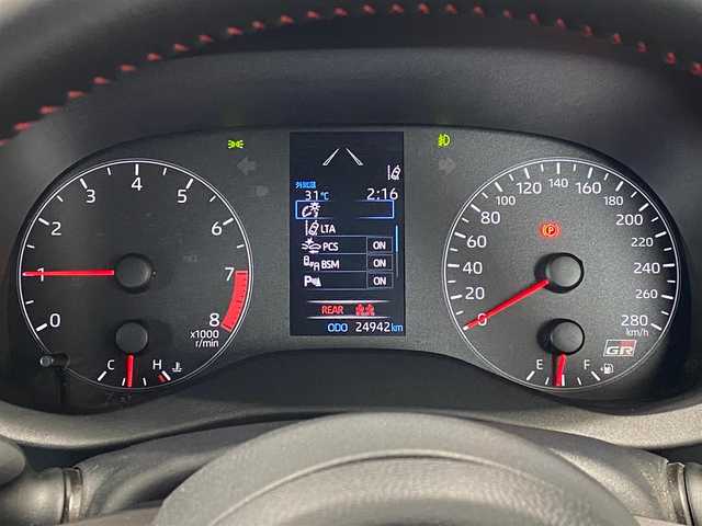 トヨタ ＧＲヤリス RZ ハイパフォーマンス ファーストED 岐阜県 2021(令3)年 2.5万km プラチナホワイトパールマイカ 6速iMT/RZハイパフォーマンス特別仕様車/JBLプレミアムサウンド（OP）/BBS製18インチ鍛造AW/GRレッドキャリパー/ヘッドアップディスプレイ【HUD】/ブラインドスポットモニター【BSM】/トヨタセーフティセンス/・プリクラッシュセーフティ【PCS】/・レーンディパーチャーアラート【RDA】/・オートマチックハイビーム【AHB】/・レーダークルーズコントロール/・リヤクロストラフィックアラート【RCTA】/・ロードサインアシスト【RSA】/クリアランスソナー前後/純正8インチディスプレイオーディオ/バックカメラ/ハーフレザーシート/本革巻きステアリング/左右独立フルオートエアコン/三眼フルLEDヘッドライト/フロントフォグ/アルミペダル/純正ビルトインETC/前後ドライブレコーダー/スマートキー×2