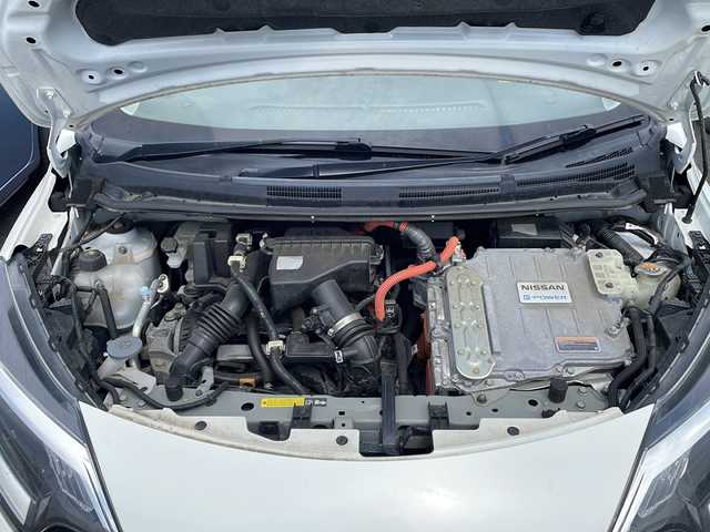 日産 ノート e－パワー X FOUR 岩手県 2019(平31)年 12.8万km ブリリアントホワイトパール 純正SDナビ/AM/FM/CD/DVD/Bluetooth/フルセグTV/純正オーディオ/バックカメラ/ETC/衝突被害軽減ブレーキ/レーンキープアシスト/横滑り防止装置/オートライト/LEDヘッドライト/スマートキー/プッシュスタート/電動格納ミラー/社外14インチAW/純正フロアマット/純正ドアバイザー/デジタルインナーミラー/保証書/取扱説明書
