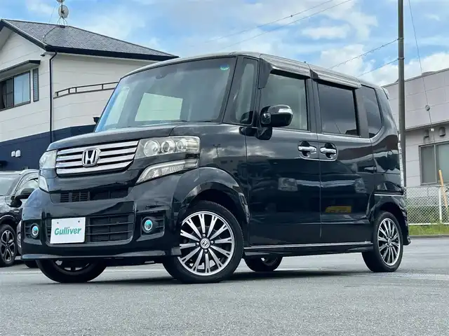 ホンダ Ｎ ＢＯＸ カスタム ターボ SSパッケージ 静岡県 2015(平27)年 6.8万km 黒 エンジンスタートボタン/パワーステアリング/パワーウィンドウ/アイドリングストップ/ターボ/スマートキー/オートエアコン/パドルシフト/クルーズコントロール/ETC/純正8インチナビ（BT/ワンセグ）/バックカメラ/ベンチシート/純正フロアマット/純正アルミホイール/両側パワースライドドア/ABS/横滑り防止装置/オートライト/W＋サイドエアバック