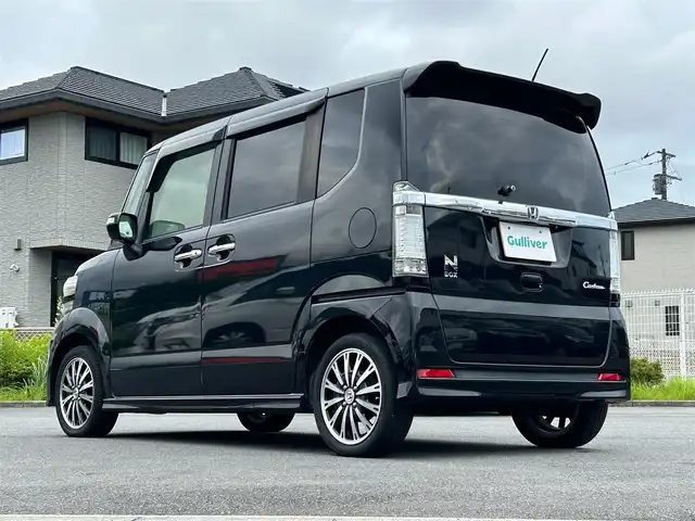 ホンダ Ｎ ＢＯＸ カスタム ターボ SSパッケージ 静岡県 2015(平27)年 6.8万km 黒 エンジンスタートボタン/パワーステアリング/パワーウィンドウ/アイドリングストップ/ターボ/スマートキー/オートエアコン/パドルシフト/クルーズコントロール/ETC/純正8インチナビ（BT/ワンセグ）/バックカメラ/ベンチシート/純正フロアマット/純正アルミホイール/両側パワースライドドア/ABS/横滑り防止装置/オートライト/W＋サイドエアバック