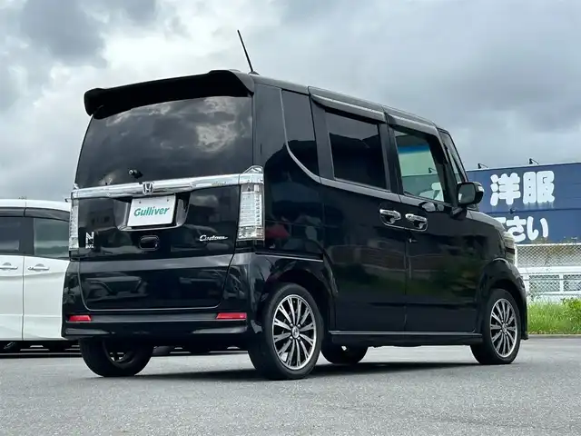ホンダ Ｎ ＢＯＸ カスタム ターボ SSパッケージ 静岡県 2015(平27)年 6.8万km 黒 エンジンスタートボタン/パワーステアリング/パワーウィンドウ/アイドリングストップ/ターボ/スマートキー/オートエアコン/パドルシフト/クルーズコントロール/ETC/純正8インチナビ（BT/ワンセグ）/バックカメラ/ベンチシート/純正フロアマット/純正アルミホイール/両側パワースライドドア/ABS/横滑り防止装置/オートライト/W＋サイドエアバック