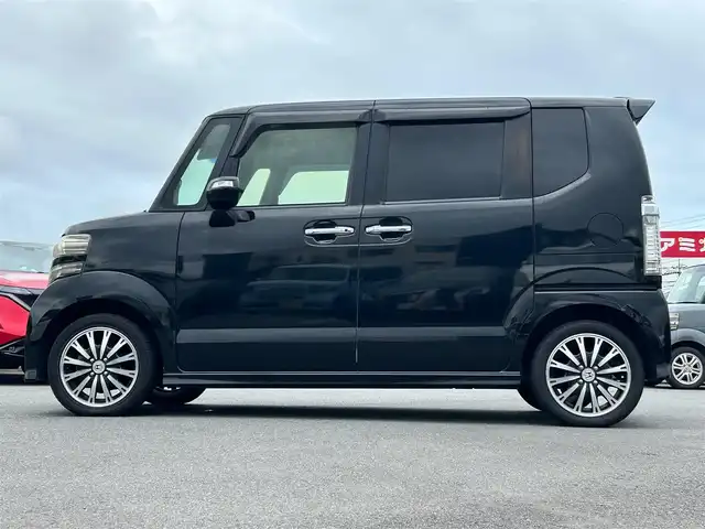 ホンダ Ｎ ＢＯＸ カスタム ターボ SSパッケージ 静岡県 2015(平27)年 6.8万km 黒 エンジンスタートボタン/パワーステアリング/パワーウィンドウ/アイドリングストップ/ターボ/スマートキー/オートエアコン/パドルシフト/クルーズコントロール/ETC/純正8インチナビ（BT/ワンセグ）/バックカメラ/ベンチシート/純正フロアマット/純正アルミホイール/両側パワースライドドア/ABS/横滑り防止装置/オートライト/W＋サイドエアバック