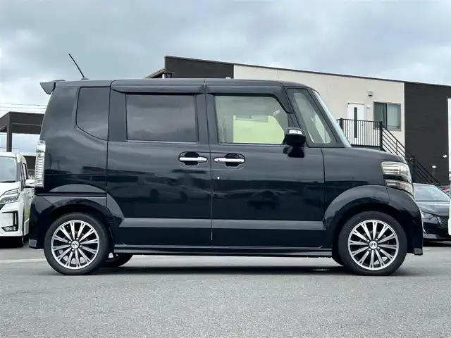 ホンダ Ｎ ＢＯＸ カスタム ターボ SSパッケージ 静岡県 2015(平27)年 6.8万km 黒 エンジンスタートボタン/パワーステアリング/パワーウィンドウ/アイドリングストップ/ターボ/スマートキー/オートエアコン/パドルシフト/クルーズコントロール/ETC/純正8インチナビ（BT/ワンセグ）/バックカメラ/ベンチシート/純正フロアマット/純正アルミホイール/両側パワースライドドア/ABS/横滑り防止装置/オートライト/W＋サイドエアバック