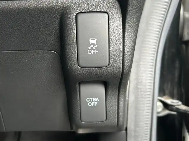 ホンダ Ｎ ＢＯＸ カスタム ターボ SSパッケージ 静岡県 2015(平27)年 6.8万km 黒 エンジンスタートボタン/パワーステアリング/パワーウィンドウ/アイドリングストップ/ターボ/スマートキー/オートエアコン/パドルシフト/クルーズコントロール/ETC/純正8インチナビ（BT/ワンセグ）/バックカメラ/ベンチシート/純正フロアマット/純正アルミホイール/両側パワースライドドア/ABS/横滑り防止装置/オートライト/W＋サイドエアバック