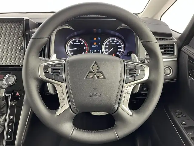 三菱 デリカＤ：５ シャモニー 大阪府 2025(令7)年 0.1千km ブラックダイヤモンド e-Assist/　・衝突被害軽減ブレーキシステム　FCM/　・前進時/後退時誤発進抑制機能/　・車線逸脱警報システム　LEW/　・レーダークルーズコントロールシステム　ACC/　・オートマチックハイビーム　AHB/　・後側方車両検知警報システム　BSW/バックカメラ/パワーバックドア/LEDオートライト/フォグランプ/オートマチックハイビーム　AHB/前席シートヒーター/ブラインドスポットモニター/ステアリングヒーター/スマートキー/純正18インチアルミホイール