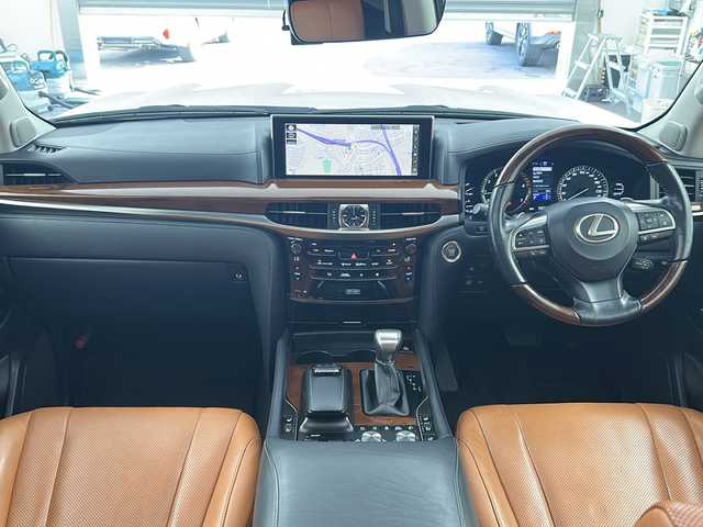 レクサス ＬＸ 570 兵庫県 2016(平28)年 5.6万km ホワイトパールクリスタルシャイン ・TRDフロントスポイラー/・TRDグリル/・モデリスタリアエアロ/・サンルーフ/・寒冷地仕様/・マークレビンソンオーディオ/・リアエンターテイメント/・純正ナビ&TV&BT&DVD&CD&USB&SD&AUX/・全方位カメラ/・レクサスセーフティー/・PCS/・LDA/・RCTA/・ロールセンシングカーテンエアバッグ【RSCA】/・コーナーセンサー/・レーダークルーズコントロール/・オートマチックハイビーム/・HUD/・BSM/・パワーバックドア/・茶レザーシート/・前後席シートヒーター/・前席シートエアコン/・ステアリングヒーター/・ドアミラーヒーター/・ビルトインETC2.0/・社外前後ドライブレコーダー/・純正エンジンスターター/・CooLBox/・ウッドコンビステアリング/・LEDフォグランプ/・リアフォグランプ/・3眼LEDヘッドライト/・シーケンシャルウィンカー/・社外オーバーフェンダー/・WALDジャレット24インチアルミ/・ハイコントロール/・クロールコントロール[CRAWL]/・マルチテレインセレクト[MTS]/・フロアマット/・ルーフレール