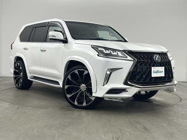 レクサス ＬＸ 570 兵庫県 2016(平28)年 5.6万km ホワイトパールクリスタルシャイン ・TRDフロントスポイラー/・TRDグリル/・モデリスタリアエアロ/・サンルーフ/・寒冷地仕様/・マークレビンソンオーディオ/・リアエンターテイメント/・純正ナビ&TV&BT&DVD&CD&USB&SD&AUX/・全方位カメラ/・レクサスセーフティー/・PCS/・LDA/・RCTA/・ロールセンシングカーテンエアバッグ【RSCA】/・コーナーセンサー/・レーダークルーズコントロール/・オートマチックハイビーム/・HUD/・BSM/・パワーバックドア/・茶レザーシート/・前後席シートヒーター/・前席シートエアコン/・ステアリングヒーター/・ドアミラーヒーター/・ビルトインETC2.0/・社外前後ドライブレコーダー/・純正エンジンスターター/・CooLBox/・ウッドコンビステアリング/・LEDフォグランプ/・リアフォグランプ/・3眼LEDヘッドライト/・シーケンシャルウィンカー/・社外オーバーフェンダー/・WALDジャレット24インチアルミ/・ハイコントロール/・クロールコントロール[CRAWL]/・マルチテレインセレクト[MTS]/・フロアマット/・ルーフレール