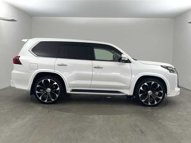 レクサス ＬＸ 570 兵庫県 2016(平28)年 5.6万km ホワイトパールクリスタルシャイン ・TRDフロントスポイラー/・TRDグリル/・モデリスタリアエアロ/・サンルーフ/・寒冷地仕様/・マークレビンソンオーディオ/・リアエンターテイメント/・純正ナビ&TV&BT&DVD&CD&USB&SD&AUX/・全方位カメラ/・レクサスセーフティー/・PCS/・LDA/・RCTA/・ロールセンシングカーテンエアバッグ【RSCA】/・コーナーセンサー/・レーダークルーズコントロール/・オートマチックハイビーム/・HUD/・BSM/・パワーバックドア/・茶レザーシート/・前後席シートヒーター/・前席シートエアコン/・ステアリングヒーター/・ドアミラーヒーター/・ビルトインETC2.0/・社外前後ドライブレコーダー/・純正エンジンスターター/・CooLBox/・ウッドコンビステアリング/・LEDフォグランプ/・リアフォグランプ/・3眼LEDヘッドライト/・シーケンシャルウィンカー/・社外オーバーフェンダー/・WALDジャレット24インチアルミ/・ハイコントロール/・クロールコントロール[CRAWL]/・マルチテレインセレクト[MTS]/・フロアマット/・ルーフレール