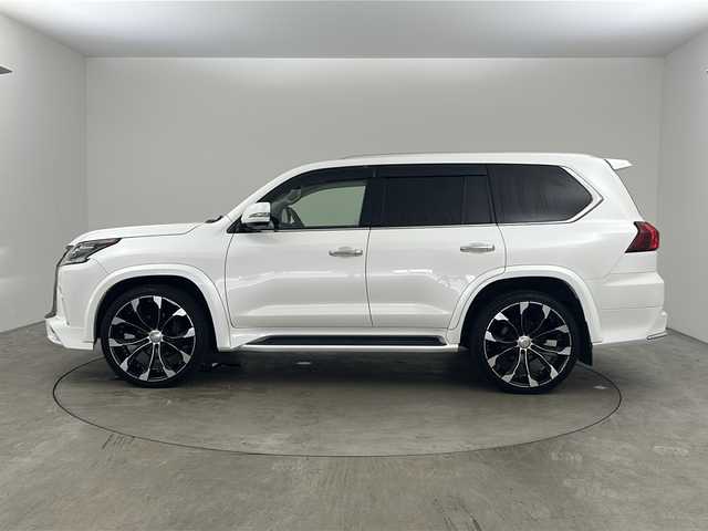レクサス ＬＸ 570 兵庫県 2016(平28)年 5.6万km ホワイトパールクリスタルシャイン ・TRDフロントスポイラー/・TRDグリル/・モデリスタリアエアロ/・サンルーフ/・寒冷地仕様/・マークレビンソンオーディオ/・リアエンターテイメント/・純正ナビ&TV&BT&DVD&CD&USB&SD&AUX/・全方位カメラ/・レクサスセーフティー/・PCS/・LDA/・RCTA/・ロールセンシングカーテンエアバッグ【RSCA】/・コーナーセンサー/・レーダークルーズコントロール/・オートマチックハイビーム/・HUD/・BSM/・パワーバックドア/・茶レザーシート/・前後席シートヒーター/・前席シートエアコン/・ステアリングヒーター/・ドアミラーヒーター/・ビルトインETC2.0/・社外前後ドライブレコーダー/・純正エンジンスターター/・CooLBox/・ウッドコンビステアリング/・LEDフォグランプ/・リアフォグランプ/・3眼LEDヘッドライト/・シーケンシャルウィンカー/・社外オーバーフェンダー/・WALDジャレット24インチアルミ/・ハイコントロール/・クロールコントロール[CRAWL]/・マルチテレインセレクト[MTS]/・フロアマット/・ルーフレール