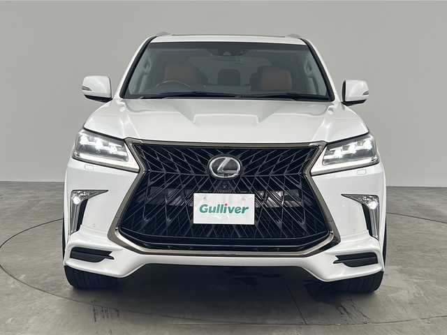 レクサス ＬＸ 570 兵庫県 2016(平28)年 5.6万km ホワイトパールクリスタルシャイン ・TRDフロントスポイラー/・TRDグリル/・モデリスタリアエアロ/・サンルーフ/・寒冷地仕様/・マークレビンソンオーディオ/・リアエンターテイメント/・純正ナビ&TV&BT&DVD&CD&USB&SD&AUX/・全方位カメラ/・レクサスセーフティー/・PCS/・LDA/・RCTA/・ロールセンシングカーテンエアバッグ【RSCA】/・コーナーセンサー/・レーダークルーズコントロール/・オートマチックハイビーム/・HUD/・BSM/・パワーバックドア/・茶レザーシート/・前後席シートヒーター/・前席シートエアコン/・ステアリングヒーター/・ドアミラーヒーター/・ビルトインETC2.0/・社外前後ドライブレコーダー/・純正エンジンスターター/・CooLBox/・ウッドコンビステアリング/・LEDフォグランプ/・リアフォグランプ/・3眼LEDヘッドライト/・シーケンシャルウィンカー/・社外オーバーフェンダー/・WALDジャレット24インチアルミ/・ハイコントロール/・クロールコントロール[CRAWL]/・マルチテレインセレクト[MTS]/・フロアマット/・ルーフレール