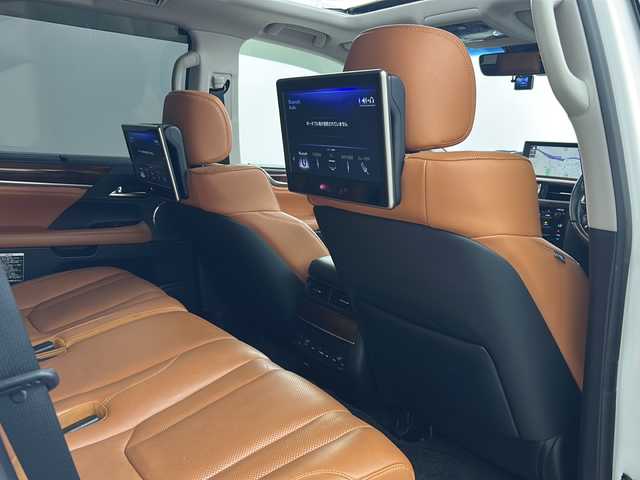 レクサス ＬＸ 570 兵庫県 2016(平28)年 5.6万km ホワイトパールクリスタルシャイン ・TRDフロントスポイラー/・TRDグリル/・モデリスタリアエアロ/・サンルーフ/・寒冷地仕様/・マークレビンソンオーディオ/・リアエンターテイメント/・純正ナビ&TV&BT&DVD&CD&USB&SD&AUX/・全方位カメラ/・レクサスセーフティー/・PCS/・LDA/・RCTA/・ロールセンシングカーテンエアバッグ【RSCA】/・コーナーセンサー/・レーダークルーズコントロール/・オートマチックハイビーム/・HUD/・BSM/・パワーバックドア/・茶レザーシート/・前後席シートヒーター/・前席シートエアコン/・ステアリングヒーター/・ドアミラーヒーター/・ビルトインETC2.0/・社外前後ドライブレコーダー/・純正エンジンスターター/・CooLBox/・ウッドコンビステアリング/・LEDフォグランプ/・リアフォグランプ/・3眼LEDヘッドライト/・シーケンシャルウィンカー/・社外オーバーフェンダー/・WALDジャレット24インチアルミ/・ハイコントロール/・クロールコントロール[CRAWL]/・マルチテレインセレクト[MTS]/・フロアマット/・ルーフレール
