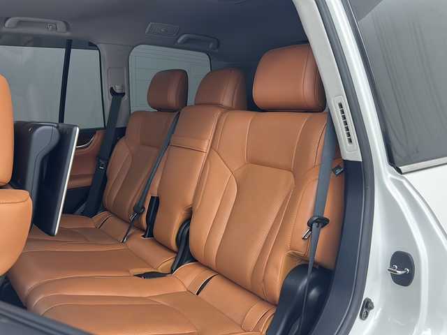 レクサス ＬＸ 570 兵庫県 2016(平28)年 5.6万km ホワイトパールクリスタルシャイン ・TRDフロントスポイラー/・TRDグリル/・モデリスタリアエアロ/・サンルーフ/・寒冷地仕様/・マークレビンソンオーディオ/・リアエンターテイメント/・純正ナビ&TV&BT&DVD&CD&USB&SD&AUX/・全方位カメラ/・レクサスセーフティー/・PCS/・LDA/・RCTA/・ロールセンシングカーテンエアバッグ【RSCA】/・コーナーセンサー/・レーダークルーズコントロール/・オートマチックハイビーム/・HUD/・BSM/・パワーバックドア/・茶レザーシート/・前後席シートヒーター/・前席シートエアコン/・ステアリングヒーター/・ドアミラーヒーター/・ビルトインETC2.0/・社外前後ドライブレコーダー/・純正エンジンスターター/・CooLBox/・ウッドコンビステアリング/・LEDフォグランプ/・リアフォグランプ/・3眼LEDヘッドライト/・シーケンシャルウィンカー/・社外オーバーフェンダー/・WALDジャレット24インチアルミ/・ハイコントロール/・クロールコントロール[CRAWL]/・マルチテレインセレクト[MTS]/・フロアマット/・ルーフレール