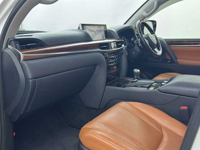 レクサス ＬＸ 570 兵庫県 2016(平28)年 5.6万km ホワイトパールクリスタルシャイン ・TRDフロントスポイラー/・TRDグリル/・モデリスタリアエアロ/・サンルーフ/・寒冷地仕様/・マークレビンソンオーディオ/・リアエンターテイメント/・純正ナビ&TV&BT&DVD&CD&USB&SD&AUX/・全方位カメラ/・レクサスセーフティー/・PCS/・LDA/・RCTA/・ロールセンシングカーテンエアバッグ【RSCA】/・コーナーセンサー/・レーダークルーズコントロール/・オートマチックハイビーム/・HUD/・BSM/・パワーバックドア/・茶レザーシート/・前後席シートヒーター/・前席シートエアコン/・ステアリングヒーター/・ドアミラーヒーター/・ビルトインETC2.0/・社外前後ドライブレコーダー/・純正エンジンスターター/・CooLBox/・ウッドコンビステアリング/・LEDフォグランプ/・リアフォグランプ/・3眼LEDヘッドライト/・シーケンシャルウィンカー/・社外オーバーフェンダー/・WALDジャレット24インチアルミ/・ハイコントロール/・クロールコントロール[CRAWL]/・マルチテレインセレクト[MTS]/・フロアマット/・ルーフレール