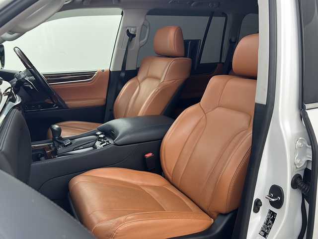レクサス ＬＸ 570 兵庫県 2016(平28)年 5.6万km ホワイトパールクリスタルシャイン ・TRDフロントスポイラー/・TRDグリル/・モデリスタリアエアロ/・サンルーフ/・寒冷地仕様/・マークレビンソンオーディオ/・リアエンターテイメント/・純正ナビ&TV&BT&DVD&CD&USB&SD&AUX/・全方位カメラ/・レクサスセーフティー/・PCS/・LDA/・RCTA/・ロールセンシングカーテンエアバッグ【RSCA】/・コーナーセンサー/・レーダークルーズコントロール/・オートマチックハイビーム/・HUD/・BSM/・パワーバックドア/・茶レザーシート/・前後席シートヒーター/・前席シートエアコン/・ステアリングヒーター/・ドアミラーヒーター/・ビルトインETC2.0/・社外前後ドライブレコーダー/・純正エンジンスターター/・CooLBox/・ウッドコンビステアリング/・LEDフォグランプ/・リアフォグランプ/・3眼LEDヘッドライト/・シーケンシャルウィンカー/・社外オーバーフェンダー/・WALDジャレット24インチアルミ/・ハイコントロール/・クロールコントロール[CRAWL]/・マルチテレインセレクト[MTS]/・フロアマット/・ルーフレール