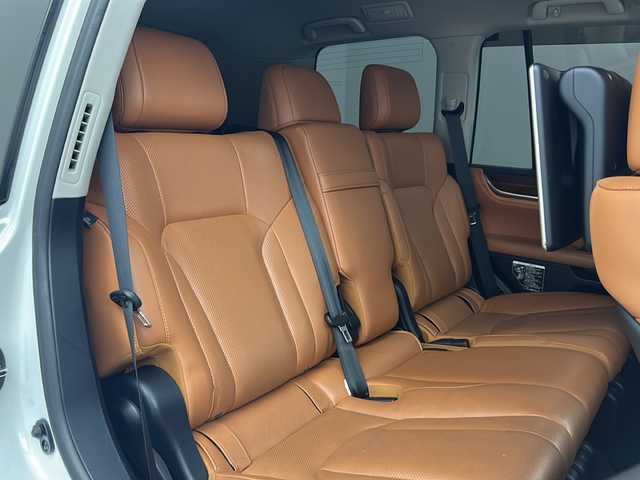 レクサス ＬＸ 570 兵庫県 2016(平28)年 5.6万km ホワイトパールクリスタルシャイン ・TRDフロントスポイラー/・TRDグリル/・モデリスタリアエアロ/・サンルーフ/・寒冷地仕様/・マークレビンソンオーディオ/・リアエンターテイメント/・純正ナビ&TV&BT&DVD&CD&USB&SD&AUX/・全方位カメラ/・レクサスセーフティー/・PCS/・LDA/・RCTA/・ロールセンシングカーテンエアバッグ【RSCA】/・コーナーセンサー/・レーダークルーズコントロール/・オートマチックハイビーム/・HUD/・BSM/・パワーバックドア/・茶レザーシート/・前後席シートヒーター/・前席シートエアコン/・ステアリングヒーター/・ドアミラーヒーター/・ビルトインETC2.0/・社外前後ドライブレコーダー/・純正エンジンスターター/・CooLBox/・ウッドコンビステアリング/・LEDフォグランプ/・リアフォグランプ/・3眼LEDヘッドライト/・シーケンシャルウィンカー/・社外オーバーフェンダー/・WALDジャレット24インチアルミ/・ハイコントロール/・クロールコントロール[CRAWL]/・マルチテレインセレクト[MTS]/・フロアマット/・ルーフレール