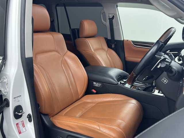 レクサス ＬＸ 570 兵庫県 2016(平28)年 5.6万km ホワイトパールクリスタルシャイン ・TRDフロントスポイラー/・TRDグリル/・モデリスタリアエアロ/・サンルーフ/・寒冷地仕様/・マークレビンソンオーディオ/・リアエンターテイメント/・純正ナビ&TV&BT&DVD&CD&USB&SD&AUX/・全方位カメラ/・レクサスセーフティー/・PCS/・LDA/・RCTA/・ロールセンシングカーテンエアバッグ【RSCA】/・コーナーセンサー/・レーダークルーズコントロール/・オートマチックハイビーム/・HUD/・BSM/・パワーバックドア/・茶レザーシート/・前後席シートヒーター/・前席シートエアコン/・ステアリングヒーター/・ドアミラーヒーター/・ビルトインETC2.0/・社外前後ドライブレコーダー/・純正エンジンスターター/・CooLBox/・ウッドコンビステアリング/・LEDフォグランプ/・リアフォグランプ/・3眼LEDヘッドライト/・シーケンシャルウィンカー/・社外オーバーフェンダー/・WALDジャレット24インチアルミ/・ハイコントロール/・クロールコントロール[CRAWL]/・マルチテレインセレクト[MTS]/・フロアマット/・ルーフレール