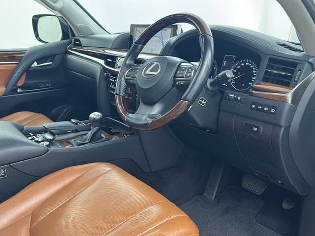 レクサス ＬＸ 570 兵庫県 2016(平28)年 5.6万km ホワイトパールクリスタルシャイン ・TRDフロントスポイラー/・TRDグリル/・モデリスタリアエアロ/・サンルーフ/・寒冷地仕様/・マークレビンソンオーディオ/・リアエンターテイメント/・純正ナビ&TV&BT&DVD&CD&USB&SD&AUX/・全方位カメラ/・レクサスセーフティー/・PCS/・LDA/・RCTA/・ロールセンシングカーテンエアバッグ【RSCA】/・コーナーセンサー/・レーダークルーズコントロール/・オートマチックハイビーム/・HUD/・BSM/・パワーバックドア/・茶レザーシート/・前後席シートヒーター/・前席シートエアコン/・ステアリングヒーター/・ドアミラーヒーター/・ビルトインETC2.0/・社外前後ドライブレコーダー/・純正エンジンスターター/・CooLBox/・ウッドコンビステアリング/・LEDフォグランプ/・リアフォグランプ/・3眼LEDヘッドライト/・シーケンシャルウィンカー/・社外オーバーフェンダー/・WALDジャレット24インチアルミ/・ハイコントロール/・クロールコントロール[CRAWL]/・マルチテレインセレクト[MTS]/・フロアマット/・ルーフレール