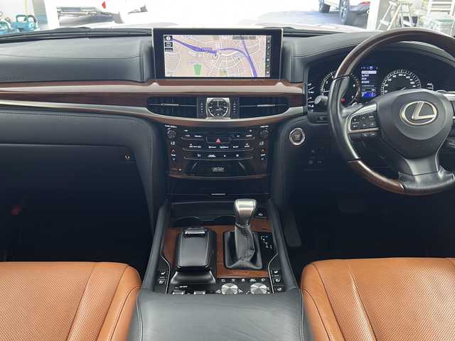 レクサス ＬＸ 570 兵庫県 2016(平28)年 5.6万km ホワイトパールクリスタルシャイン ・TRDフロントスポイラー/・TRDグリル/・モデリスタリアエアロ/・サンルーフ/・寒冷地仕様/・マークレビンソンオーディオ/・リアエンターテイメント/・純正ナビ&TV&BT&DVD&CD&USB&SD&AUX/・全方位カメラ/・レクサスセーフティー/・PCS/・LDA/・RCTA/・ロールセンシングカーテンエアバッグ【RSCA】/・コーナーセンサー/・レーダークルーズコントロール/・オートマチックハイビーム/・HUD/・BSM/・パワーバックドア/・茶レザーシート/・前後席シートヒーター/・前席シートエアコン/・ステアリングヒーター/・ドアミラーヒーター/・ビルトインETC2.0/・社外前後ドライブレコーダー/・純正エンジンスターター/・CooLBox/・ウッドコンビステアリング/・LEDフォグランプ/・リアフォグランプ/・3眼LEDヘッドライト/・シーケンシャルウィンカー/・社外オーバーフェンダー/・WALDジャレット24インチアルミ/・ハイコントロール/・クロールコントロール[CRAWL]/・マルチテレインセレクト[MTS]/・フロアマット/・ルーフレール