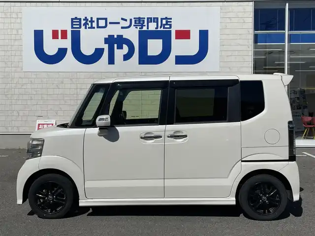 ホンダ Ｎ ＢＯＸ カスタム SSブラックSパッケージ 佐賀県 2016(平28)年 8.2万km プレミアムホワイトパールⅡ こちらは現金またはオートローンご利用時の価格です/社ローンご希望の方は別途その旨お申付け下さい/禁煙車　/純正ナビ/ＴＶ/ＢＴオーディオ/ＣＤ　/バックカメラ　/ＥＴＣ　/両側電動ドア　/リアシートスライド式　/オートリトラミラー