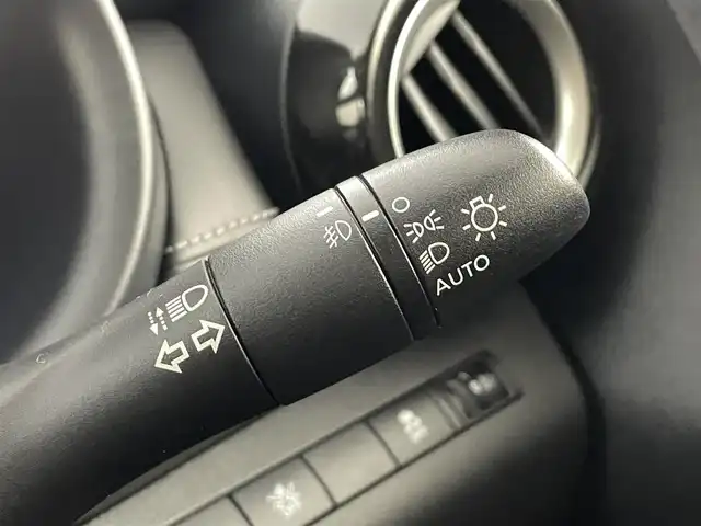 日産 キックス X 福島県 2020(令2)年 3.4万km ブリリアントホワイトパール 360°セーフティアシスト/・プロパイロット/・衝突被害軽減ブレーキ/・車線逸脱警報装置/・踏み間違い防止装置/・電子パーキング/・オートブレーキホールド/・オートマチックハイビーム/純正9インチナビ/・型番：MM320D-L/・フルセグTV/BT/SD/CD/DVD/FM/AM/・デジタルインナーミラー/・バックカメラ/・アラウンドビューモニター/・ETC/・前方ドライブレコーダー/革張ステアリング/・ステアリングリモコン/ハーフレザーシート/プッシュスタート/・スマートキー/・スペアキー1本/電動格納ミラー/・ウィンカーミラー/・オートミラー/LEDヘッドライト/・フォグランプ/・オートライト/・ヘッドライトレベライザー/純正フロアマット/純正17インチAW/ルーフレール/トノカバー