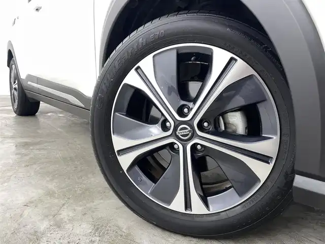日産 キックス X 福島県 2020(令2)年 3.4万km ブリリアントホワイトパール 360°セーフティアシスト/・プロパイロット/・衝突被害軽減ブレーキ/・車線逸脱警報装置/・踏み間違い防止装置/・電子パーキング/・オートブレーキホールド/・オートマチックハイビーム/純正9インチナビ/・型番：MM320D-L/・フルセグTV/BT/SD/CD/DVD/FM/AM/・デジタルインナーミラー/・バックカメラ/・アラウンドビューモニター/・ETC/・前方ドライブレコーダー/革張ステアリング/・ステアリングリモコン/ハーフレザーシート/プッシュスタート/・スマートキー/・スペアキー1本/電動格納ミラー/・ウィンカーミラー/・オートミラー/LEDヘッドライト/・フォグランプ/・オートライト/・ヘッドライトレベライザー/純正フロアマット/純正17インチAW/ルーフレール/トノカバー