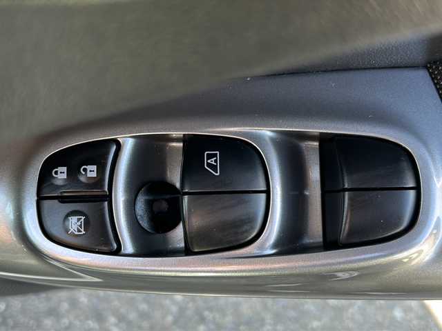 日産 ジューク 16GT FOUR 福島県 2011(平23)年 5.5万km ホワイトパール 純正ナビ　バックＣ　ＢＴ　ワンセグ　スペアキー　純正スターター　ターボ　純正フロアマット　ＨＩＤヘッドライト　オートライト　電格ミラー　純正ドアバイザー　プッシュスタート　ＡＡＣ　夏タイヤ付純正ＡＷ