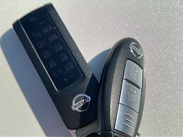 日産 ジューク 16GT FOUR 福島県 2011(平23)年 5.5万km ホワイトパール 純正ナビ　バックＣ　ＢＴ　ワンセグ　スペアキー　純正スターター　ターボ　純正フロアマット　ＨＩＤヘッドライト　オートライト　電格ミラー　純正ドアバイザー　プッシュスタート　ＡＡＣ　夏タイヤ付純正ＡＷ
