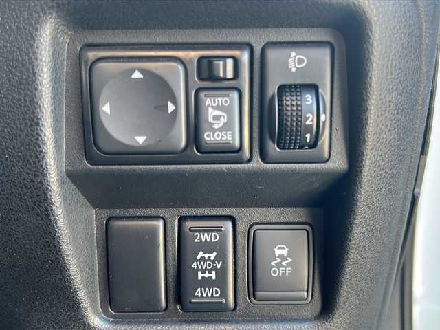 日産 ジューク 16GT FOUR 福島県 2011(平23)年 5.5万km ホワイトパール 純正ナビ　バックＣ　ＢＴ　ワンセグ　スペアキー　純正スターター　ターボ　純正フロアマット　ＨＩＤヘッドライト　オートライト　電格ミラー　純正ドアバイザー　プッシュスタート　ＡＡＣ　夏タイヤ付純正ＡＷ