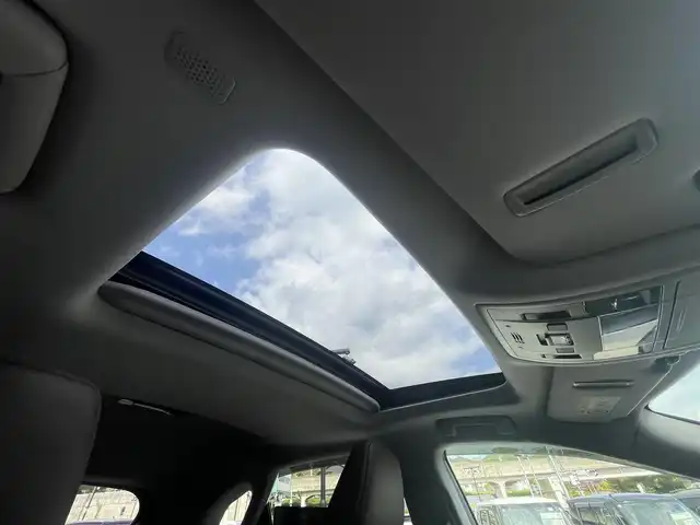 レクサス ＲＸ 450h バージョンL 佐賀県 2018(平30)年 5.3万km ソニッククォーツ サンルーフ/純正リアエンターテイメント(リモコンあり)/・HDMI/プリクラッシュセーフティ/レーンキープアシスト/レーダークルーズコントロール/クリアランスソナー/ブラインドスポットモニター/純正メーカーナビ/・パノラミックビューモニター/・フルセグTV/BT/CD/DVD/三眼LEDヘッドライト/シーケンシャルランプ/100V電源/ETC2.0/純正20インチAW/レザーシート/全席パワーシート/前席シートメモリ/全席シートヒーター/シートベンチレーション/パワーバックドア/メタルウッド革巻きステアリング/ステアリングヒーター/電動パーキングスイッチ/ヘッドアップディスプレイ/社外ドラレコ(DC-DR411)/トノカバー/スマートキー×1/カードキー×1/取扱説明/保証書