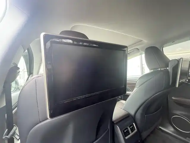 レクサス ＲＸ 450h バージョンL 佐賀県 2018(平30)年 5.3万km ソニッククォーツ サンルーフ/純正リアエンターテイメント(リモコンあり)/・HDMI/プリクラッシュセーフティ/レーンキープアシスト/レーダークルーズコントロール/クリアランスソナー/ブラインドスポットモニター/純正メーカーナビ/・パノラミックビューモニター/・フルセグTV/BT/CD/DVD/三眼LEDヘッドライト/シーケンシャルランプ/100V電源/ETC2.0/純正20インチAW/レザーシート/全席パワーシート/前席シートメモリ/全席シートヒーター/シートベンチレーション/パワーバックドア/メタルウッド革巻きステアリング/ステアリングヒーター/電動パーキングスイッチ/ヘッドアップディスプレイ/社外ドラレコ(DC-DR411)/トノカバー/スマートキー×1/カードキー×1/取扱説明/保証書