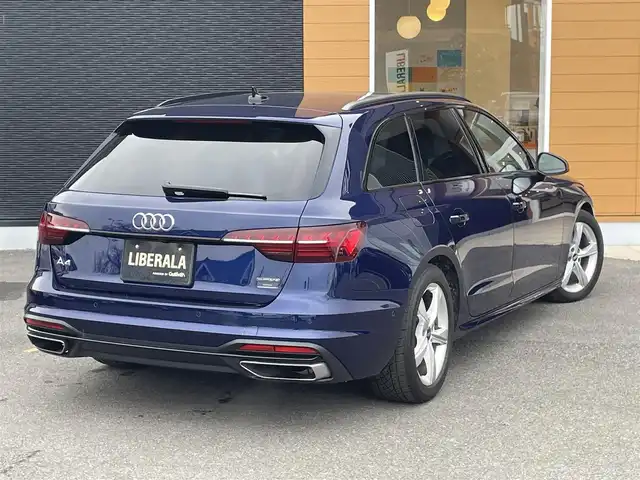 アウディ Ａ４ アバント 45TSFIクワトロアドバンスド 栃木県 2021(令3)年 4万km 紺 ブラックスタイリングパッケージ/├ブラックドアミラー/├ブラックドアモール/└ブラックルーフレール/ラグジュアリーパッケージ/├白革シート/├運転席メモリー機能/└マルチカラーアンビエントライティング/コンフォートパッケージ/├マトリクスLEDヘッドライト/├パークアシスト/├サラウンドビューカメラ/├ワイヤレスチャージング/└USB電源後席/シートヒーター後席+ステアヒーター/パノラマサンルーフ/Bang&Olufen/アドバンストキー/パーキングエイド/MMIナビ/パワーバックドア/パワーシート/全席シートヒーター/バーチャルコックピットプラス/3ZONEエアコン/ACC/アクティブレーンアシスト/サイドアシスト