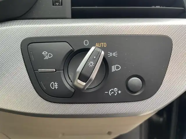 アウディ Ａ４ アバント 45TSFIクワトロアドバンスド 栃木県 2021(令3)年 4万km 紺 ブラックスタイリングパッケージ/├ブラックドアミラー/├ブラックドアモール/└ブラックルーフレール/ラグジュアリーパッケージ/├白革シート/├運転席メモリー機能/└マルチカラーアンビエントライティング/コンフォートパッケージ/├マトリクスLEDヘッドライト/├パークアシスト/├サラウンドビューカメラ/├ワイヤレスチャージング/└USB電源後席/シートヒーター後席+ステアヒーター/パノラマサンルーフ/Bang&Olufen/アドバンストキー/パーキングエイド/MMIナビ/パワーバックドア/パワーシート/全席シートヒーター/バーチャルコックピットプラス/3ZONEエアコン/ACC/アクティブレーンアシスト/サイドアシスト