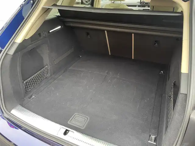 アウディ Ａ４ アバント 45TSFIクワトロアドバンスド 栃木県 2021(令3)年 4万km 紺 ブラックスタイリングパッケージ/├ブラックドアミラー/├ブラックドアモール/└ブラックルーフレール/ラグジュアリーパッケージ/├白革シート/├運転席メモリー機能/└マルチカラーアンビエントライティング/コンフォートパッケージ/├マトリクスLEDヘッドライト/├パークアシスト/├サラウンドビューカメラ/├ワイヤレスチャージング/└USB電源後席/シートヒーター後席+ステアヒーター/パノラマサンルーフ/Bang&Olufen/アドバンストキー/パーキングエイド/MMIナビ/パワーバックドア/パワーシート/全席シートヒーター/バーチャルコックピットプラス/3ZONEエアコン/ACC/アクティブレーンアシスト/サイドアシスト