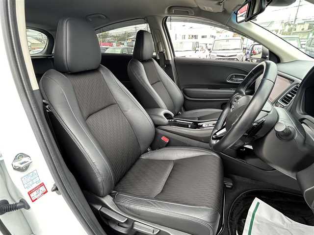 ホンダ ヴェゼル ハイブリッド Z ホンダセンシング 岡山県 2019(令1)年 3.3万km プラチナホワイトパール 純正SDナビ/(CD/DVD/BT/フルセグTV)/バックカメラ/衝突被害軽減システム/クルーズコントロール/ハーフレザーシート/横滑り防止装置/ETC/ドライブレコーダー/LEDヘッドライト/オートライト/純正アルミホイール/シートヒーター/プッシュスタート/スマートキー/フロアマット/ドアバイザー