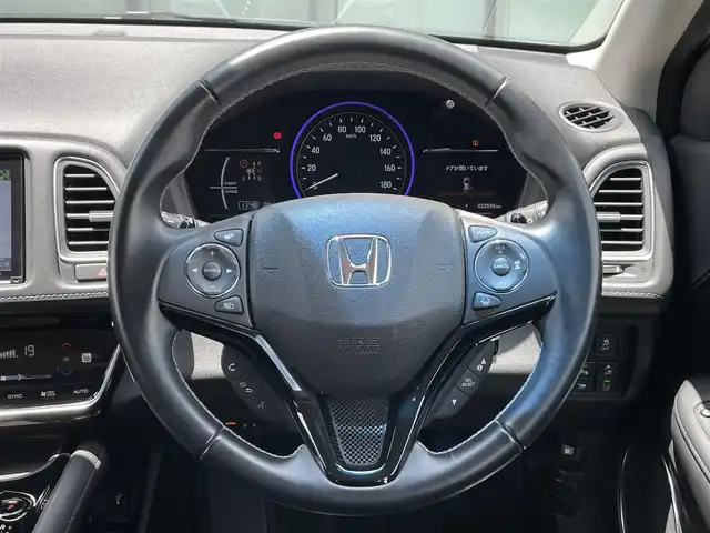 ホンダ ヴェゼル ハイブリッド Z ホンダセンシング 香川県 2019(令1)年 3.3万km プラチナホワイトパール 登録時走行距離：32590ｋｍ/純正SDナビゲーション/→CD/DVD/BT/→フルセグTV/全方位カメラ/ドライブレコーダー/革巻きステアリング/ステアリングリモコン/レーダークルーズコントロール/ビルトインETC/シートヒーター/プッシュスタート/LEDオートライト/純正アルミホイール/衝突軽減ブレーキ/横滑り防止装置/フロアマット/スマートキー