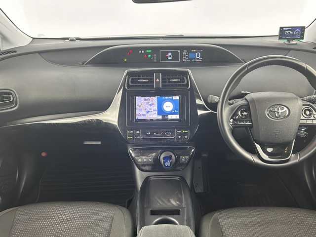 トヨタ プリウス S 愛知県 2019(令1)年 4.2万km アティチュードブラックマイカ 社外ナビ(AVN-RB7)/ＣＤ/ＤＶＤ/Ｂｌｕｅｔｏｏｔｈ　/バックカメラ　/レーダークルーズコントロール　/レーンキープアシスト　/衝突軽減ブレーキ　/ビルトインＥＴＣ　/ＬＥＤヘッドライト　/フォグランプ　/オートハイビーム
