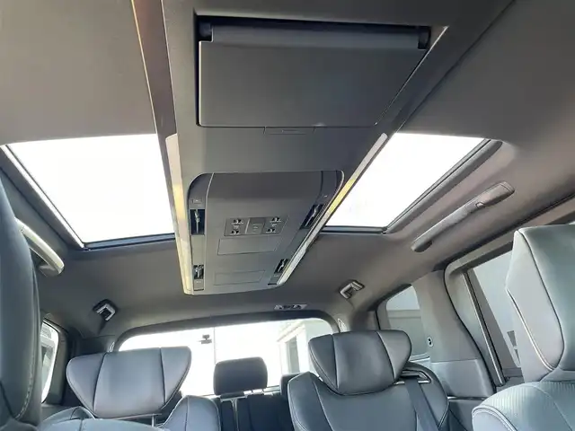 トヨタ アルファード Z 佐賀県 2024(令6)年 1.1万km ブラック /ワンオーナー//左右独立ムーンルーフ//デジタルインナーミラー//ユニバーサルステップ//トヨタチームメイト/　アドバンスパーク/　パーキングサポートブレーキ(周囲静止物)/　アドバンストドライブ/　緊急時操舵支援/　フロントクロストラフィックアラート/　レーンチェンジアシスト/　ドライバーモニターカメラ//純正14インチディスプレオオーディオプラス//純正13.2インチ有機EL後席ディスプレー//TV/HDMI//床下透過表示機能付パノラマミックビューモニター//ETC2.0//ステアリングヒーター//レザーシート//パワーシート(前席)//マイコンプリセットドライビングポジションシステム(運転席)//エグゼクティブパワーシート//18インチトリプルスポークスーパークロームメタリック塗装アルミホイール//セーフティセンス(予約安全パッケージ)/　プリクラッシュセーフティ/　レーントレーシングアシスト/　レーンディスパーチャーアラート/　全車速追従機能付きレーダークルーズコントロール/　アダプティブハイビームシステム/　ロードサインアシスト/　ドライバー異常時対応システム/　プロアクティブドライビングアシスト/　発信遅れ告知機能