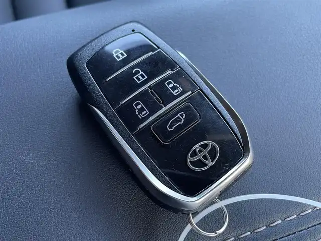 トヨタ アルファード Z 佐賀県 2024(令6)年 1.1万km ブラック /ワンオーナー//左右独立ムーンルーフ//デジタルインナーミラー//ユニバーサルステップ//トヨタチームメイト/　アドバンスパーク/　パーキングサポートブレーキ(周囲静止物)/　アドバンストドライブ/　緊急時操舵支援/　フロントクロストラフィックアラート/　レーンチェンジアシスト/　ドライバーモニターカメラ//純正14インチディスプレオオーディオプラス//純正13.2インチ有機EL後席ディスプレー//TV/HDMI//床下透過表示機能付パノラマミックビューモニター//ETC2.0//ステアリングヒーター//レザーシート//パワーシート(前席)//マイコンプリセットドライビングポジションシステム(運転席)//エグゼクティブパワーシート//18インチトリプルスポークスーパークロームメタリック塗装アルミホイール//セーフティセンス(予約安全パッケージ)/　プリクラッシュセーフティ/　レーントレーシングアシスト/　レーンディスパーチャーアラート/　全車速追従機能付きレーダークルーズコントロール/　アダプティブハイビームシステム/　ロードサインアシスト/　ドライバー異常時対応システム/　プロアクティブドライビングアシスト/　発信遅れ告知機能